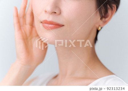 スキンケアをする女性　白背景 92313234