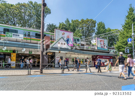 東京渋谷の都市風景　原宿駅 92313502