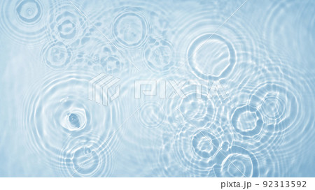 水面の波紋による背景テクスチャー 92313592