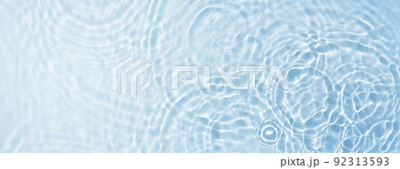 水面の波紋による背景テクスチャー 92313593