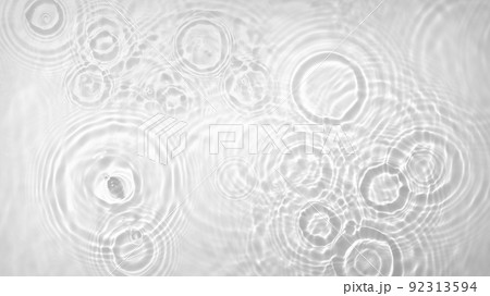 水面の波紋による背景テクスチャー 92313594
