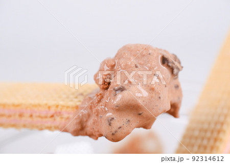 チョコクッキーアイスとウエハース　チョコレート 92314612
