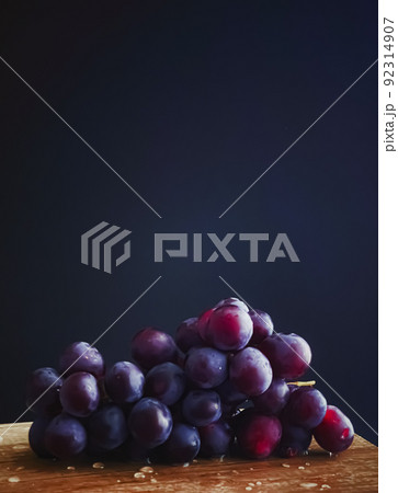 Ripe juicy dark grapes on wooden desk, food and wine, organic fruits concept Ripe juicy dark grapes on wooden desk, food and wine, organic fruits concept 92314907