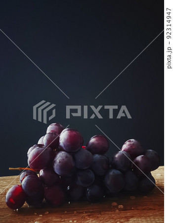 Ripe juicy dark grapes on wooden desk, food and wine, organic fruits concept Ripe juicy dark grapes on wooden desk, food and wine, organic fruits concept 92314947