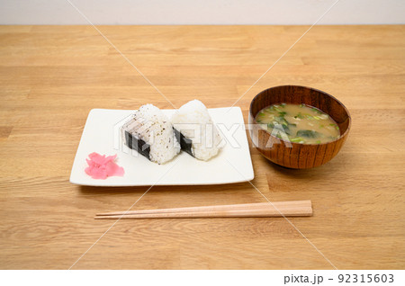 おにぎりとお味噌汁 おにぎりとお味噌汁 92315603