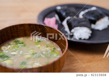 おにぎりとお味噌汁 おにぎりとお味噌汁 92315608