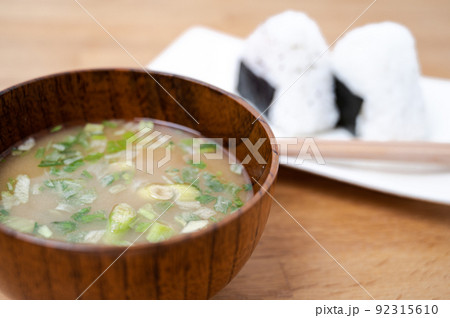 おにぎりとお味噌汁 92315610