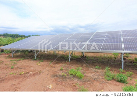 除草剤を散布し雑草が枯れた太陽光発電所 除草剤を散布し雑草が枯れた太陽光発電所 92315863