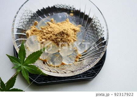 和菓子 涼し気なわらび餅 和菓子 涼し気なわらび餅 92317922