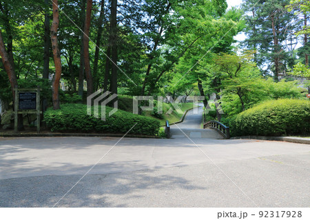 盛岡城跡公園、芝生広場から本丸方面を望む 92317928