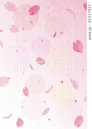桜の花びらと和柄模様が描かれた麻の葉背景　縦書きの縦用紙の便箋 92317937
