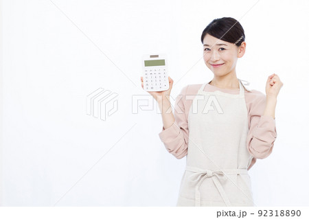 電卓を持つ30代の主婦 電卓を持つ30代の主婦 92318890