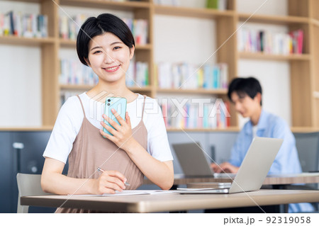 大学生　Z世代　キャンパスライフ　勉強　教育　パソコン 92319058
