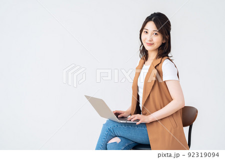 女性　ライフスタイル　白バック　教育　勉強　パソコン　 92319094