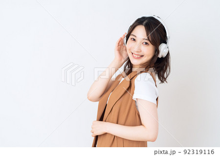 女性　ヘッドフォン　音楽　ミュージック　ライフスタイル　白バック 92319116