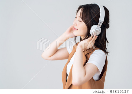 女性 ヘッドフォン 音楽 ミュージック ライフスタイル 白バック 女性 ヘッドフォン 音楽 ミュージック ライフスタイル 白バック 92319137