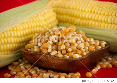 Bowl with corn kernels and corn cob with leaves Bowl with corn kernels and corn cob with leaves 92319732