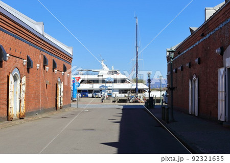 北海道　函館　赤レンガ倉庫と遊覧船ブルームーン 92321635
