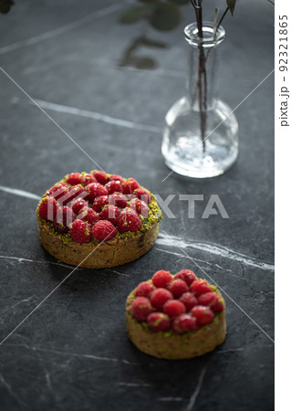 Two delicious raspberry tartlets with pistachios 92321865