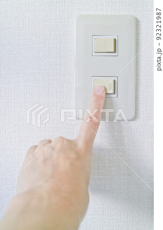 壁の電気スイッチを押す指 壁の電気スイッチを押す指 92321987