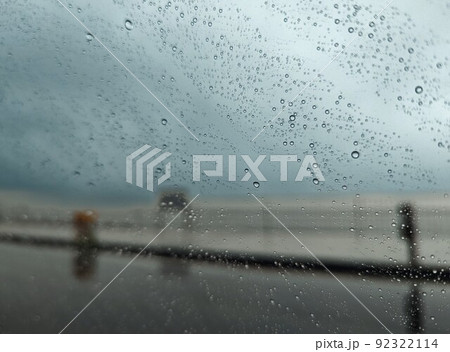 車の窓ガラスに付いた雨粒 92322114