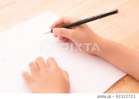 原稿用紙と子どもの手元/読書感想文を書く子ども/後ろから 原稿用紙と子どもの手元/読書感想文を書く子ども/後ろから 92322721