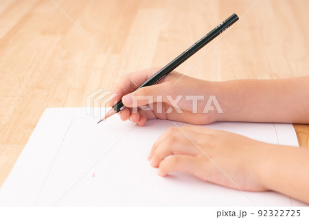 原稿用紙と子どもの手元/読書感想文を書く子ども/横から 原稿用紙と子どもの手元/読書感想文を書く子ども/横から 92322725