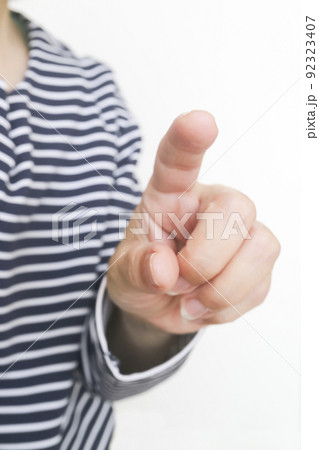 指差しする女性 指差しする女性 92323407