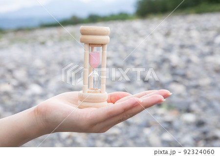 手の平に置かれた砂時計　Hourglass 92324060