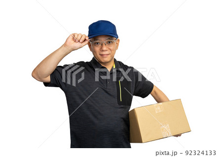 段ボールを持った笑顔の配達員 92324133
