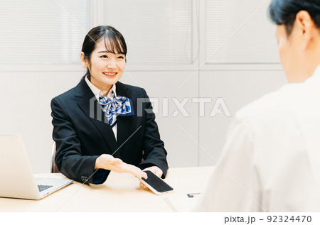 スマホの説明をする女性（携帯ショップ・キャリアショップ） 92324470