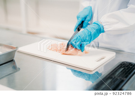 精肉の食品加工の仕事をする女性の手元 精肉の食品加工の仕事をする女性の手元 92324786