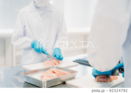 精肉の食品加工の仕事をする男女 精肉の食品加工の仕事をする男女 92324792
