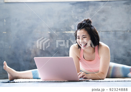 オンラインヨガ教室　若い女性 92324888