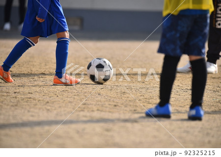サッカー試合、男の子、足、ボール 92325215