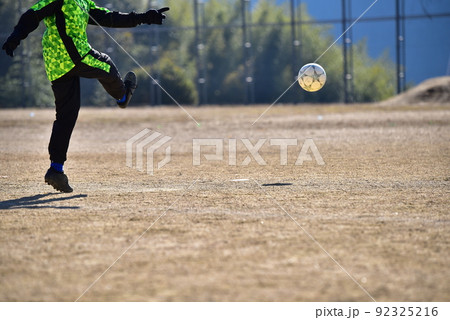 サッカー試合、男の子、足、ボール 92325216