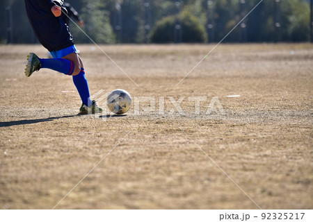 サッカー試合、男の子、足、ボール 92325217
