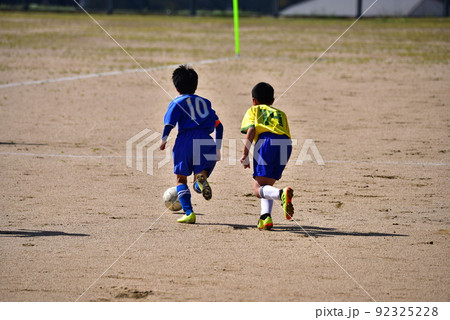 サッカー試合、男の子、ボール サッカー試合、男の子、ボール 92325228