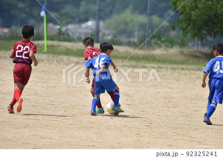 サッカー試合、男の子、ボール 92325241