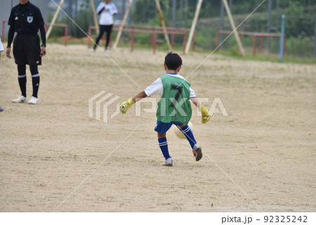 サッカー試合、男の子、ボール 92325242