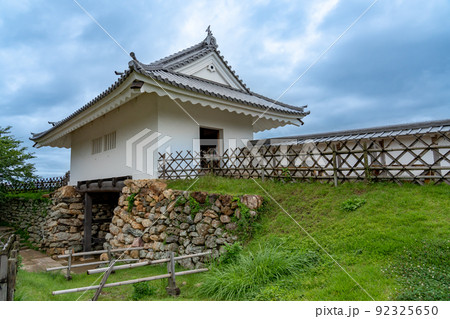 静岡県浜松市　野面積みの石垣の浜松城の天守門 92325650