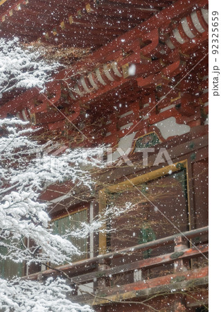 雪降る神護寺の本堂 雪降る神護寺の本堂 92325659