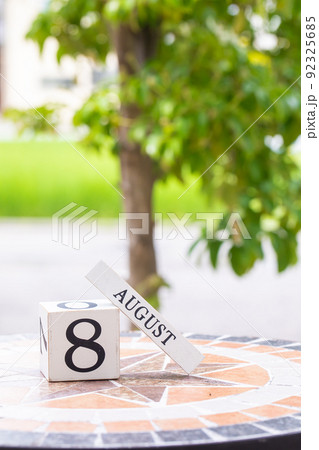 八月 august	 八月 august	 92325685