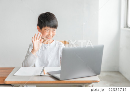 パソコンを使って勉強する小学生の子供(ICT教育) パソコンを使って勉強する小学生の子供(ICT教育) 92325715