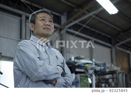 工場で腕組みをするミドル作業員男性 92325845