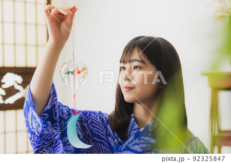 有松絞りの浴衣の女性 風鈴 有松絞りの浴衣の女性 風鈴 92325847