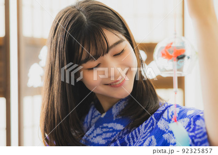 有松絞りの浴衣の女性　風鈴 92325857