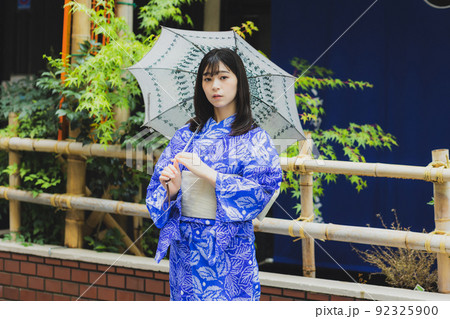 有松絞りの浴衣の女性 有松絞りの浴衣の女性 92325900