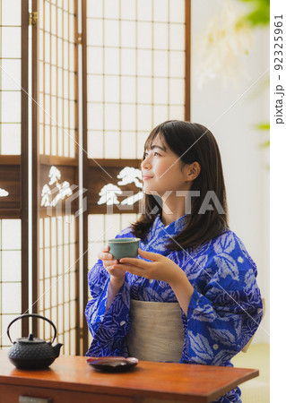 有松絞りの浴衣の女性 92325961
