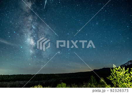 八ヶ岳高原からの天の川と流れ星 八ヶ岳高原からの天の川と流れ星 92326375